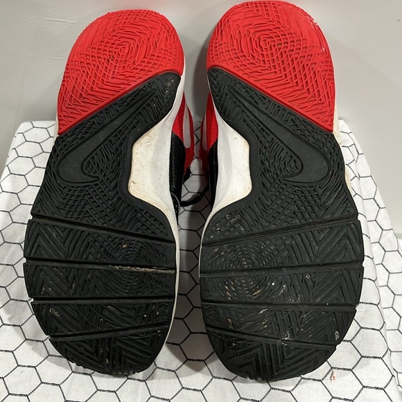 Nike Team Hustle D-8 Black, Red, White, Lace-Up Basketball Shoes SIZE. 4.5Y - Picture 5 of 11